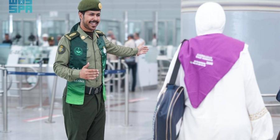 جوازات مطار جدة تستقبل أولى رحلات ضيوف الرحمن من أذربيجان - ترند نيوز