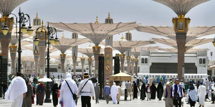 مظلات المسجد النبوي تُسهم في تهيئة أجواء معتدلة للمصلين والزوار - ترند نيوز