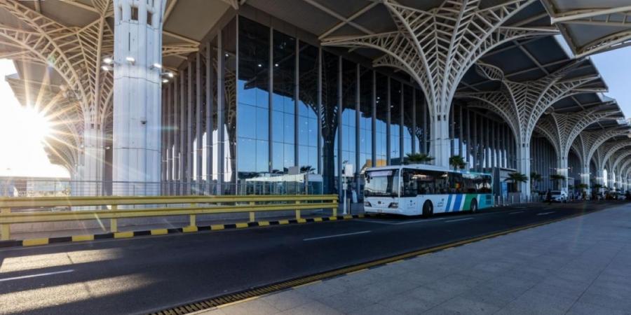 المسار (400) يواصل خدمة الزوار والمعتمرين 
بين مطار المدينة والمسجد النبوي - ترند نيوز