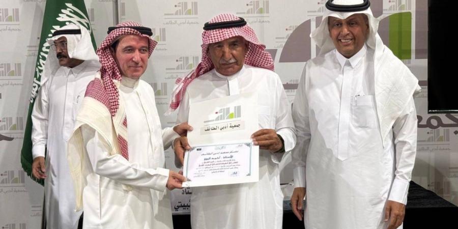 البوق يستعرض عن حياة النمر العربي وعلاقته بالموروث الأدبي في جمعية أدبي الطائف  - ترند نيوز
