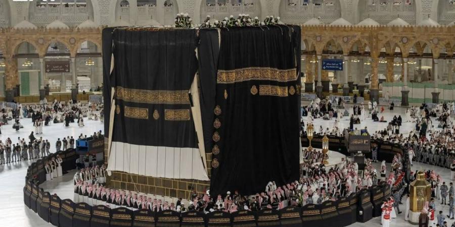 بأيدي (150) صانعًا سعوديًا.. الكعبة المشرفة تتزين بكسوتها الجديدة لعام 1448هـ في مشهد يجسد عناية المملكة بالمقدسات - ترند نيوز