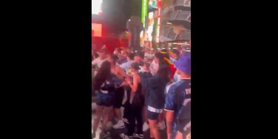 قبل ساعات من المباراة، اشتباكات بين مشجعي الجزائر والأرجنتين في نيويورك (فيديو)