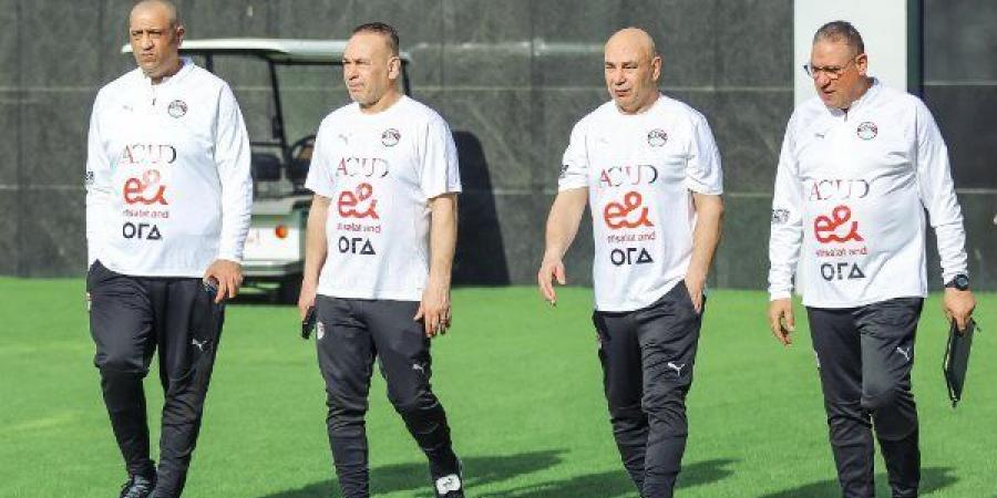 حسام حسن يراقب إيران ونيوزيلندا أثناء مواجهتهما في كأس العالم