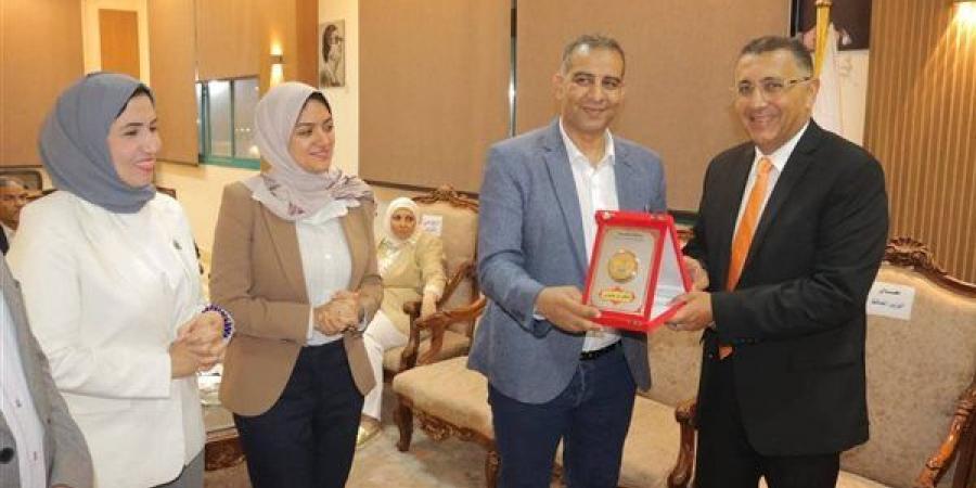 محافظ القليوبية يكرم وليد الفرماوي بعد تصعيده بوزارة الشباب والرياضة