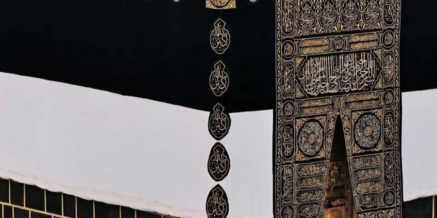 الصمديات والقناديل.. زخارف إسلامية تنسج على كسوة الكعبة المشرفة لوحة من الجمال والإتقان - ترند نيوز