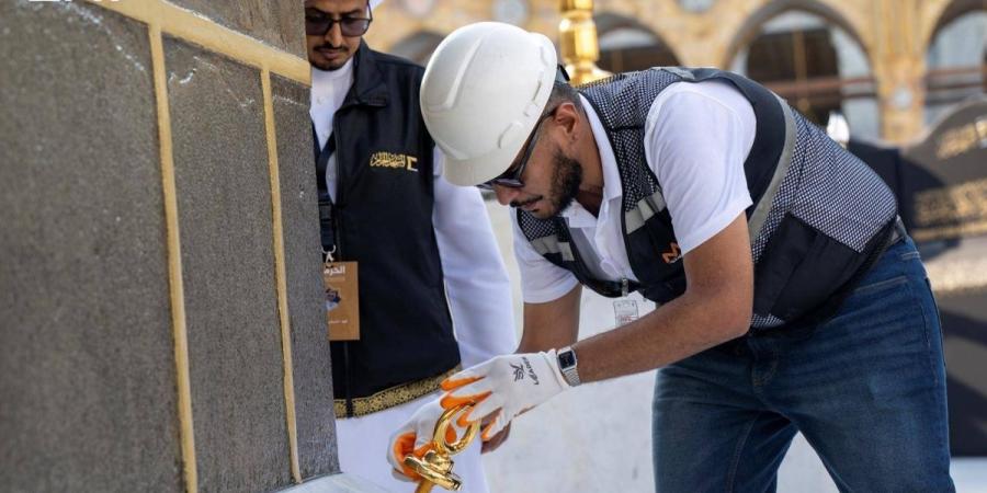 أنامل سعودية تحيك المشهد الأخير لرحلة كسوة الكعبة قبل اعتلائها البيت العتيق - ترند نيوز