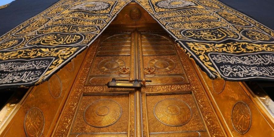 باب الكعبة المشرفة.. إرث تاريخي وصناعة فنية تجسد عناية المملكة ببيت الله الحرام - ترند نيوز