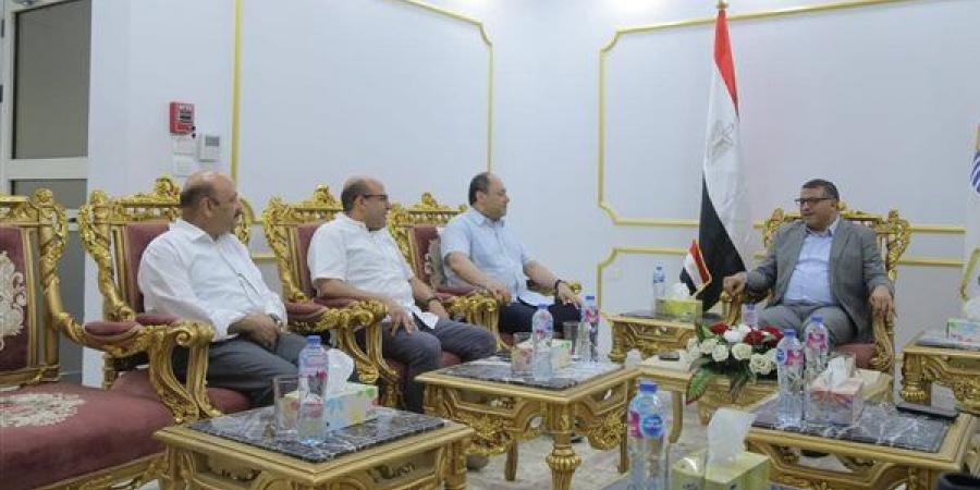 محافظ قنا يبحث مع رئيس هيئة تنمية الصعيد تنفيذ مشروعات استثمارية جديدة (صور)