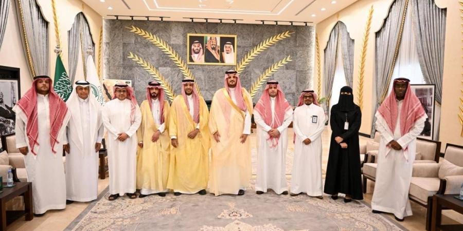 الأمير فواز بن سلطان يسلم 
شهادة الامتثال لمنشآت التدريب التقني والمهني بالطائف - ترند نيوز