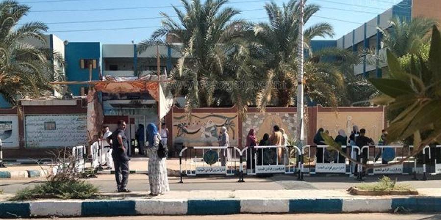 أولياء الأمور ينتظرون أبناءهم أمام لجان الثانوية العامة في الوادي الجديد