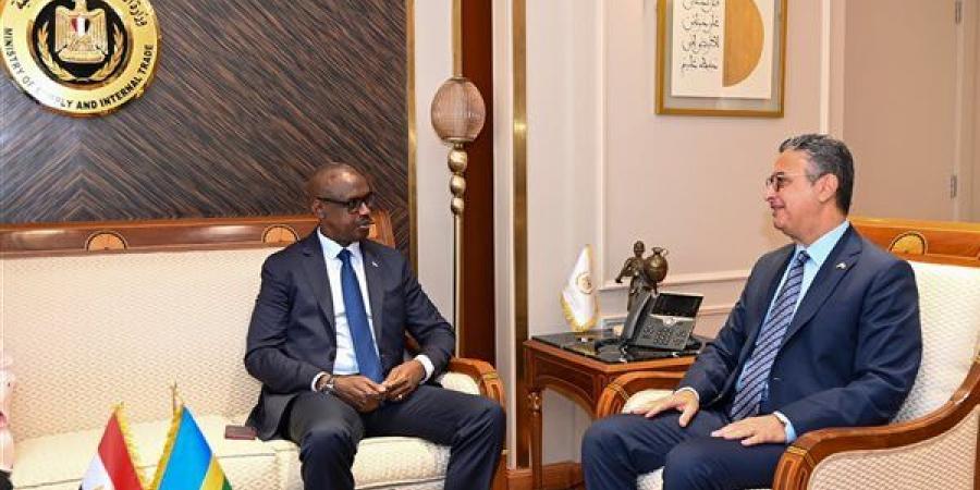 وزير التموين يبحث مع سفير رواندا تبادل الخبرات في مجالات الأمن الغذائي وصوامع التخزين