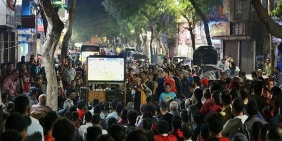 تريزيجيه يشعل المقاهي، احتفالات هستيرية بعد هدف منتخب مصر الثالث أمام نيوزيلندا (فيديو)