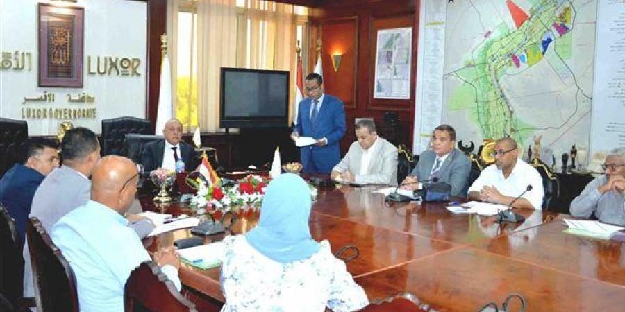محافظ الأقصر يتابع ملفات التقنين والتصالح واسترداد حق الدولة
