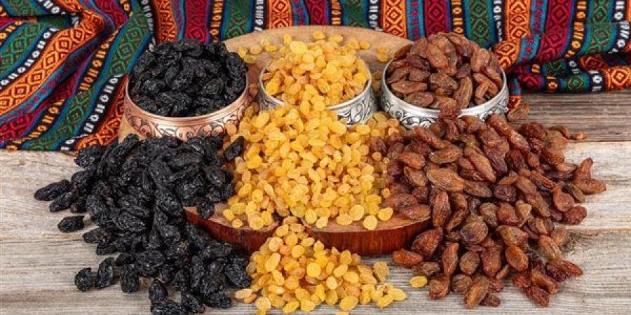 ما الفرق بين الزبيب الأسود والأصفر وأيهما أفضل للصحة؟