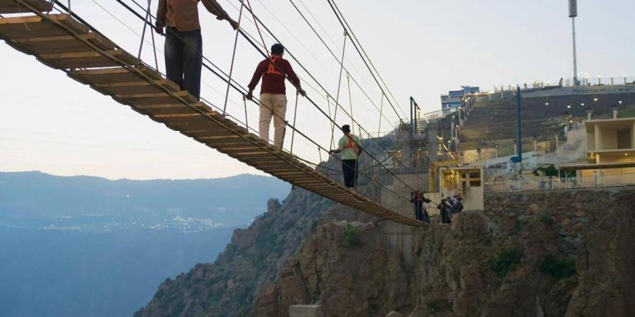 الجسر الزجاجي ومساطب القيم وجهة صيفية تجمع إطلالات الباحة وفعاليات العائلة - ترند نيوز