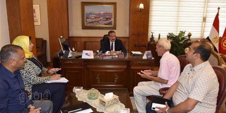 بعد سرقة مصدر لقمة عيشه، محافظ بورسعيد يعيد الأمل لسائق أجرة مسن (صور)