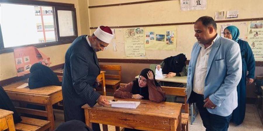 4681 طالبا بالثانوية الأزهرية يؤدون امتحان الجغرافيا بالدقهلية