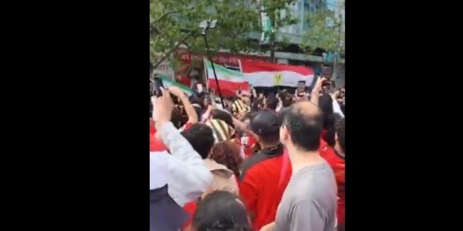 يا مصر بتعمليها إزاي؟، جماهير إيران تشارك المصريين احتفالاتهم بتأهل منتخب الفراعنة (فيديو)