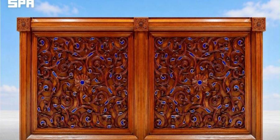 سلم الكعبة المشرفة.. تحفة هندسية من خشب «التك» تجمع بين الأصالة والدقة الوظيفية - ترند نيوز