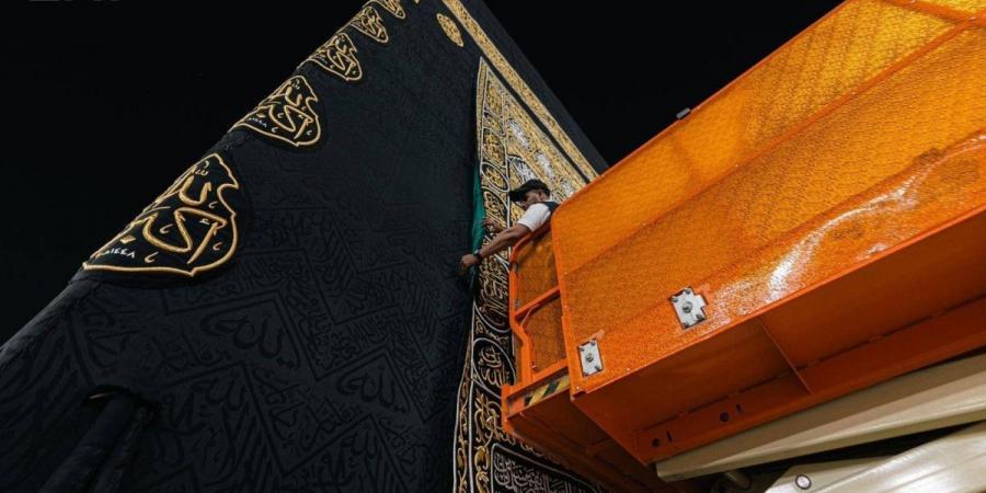 «هيئة العناية بالحرمين» ترفع ستارة باب الكعبة استعدادا لغسلها - ترند نيوز