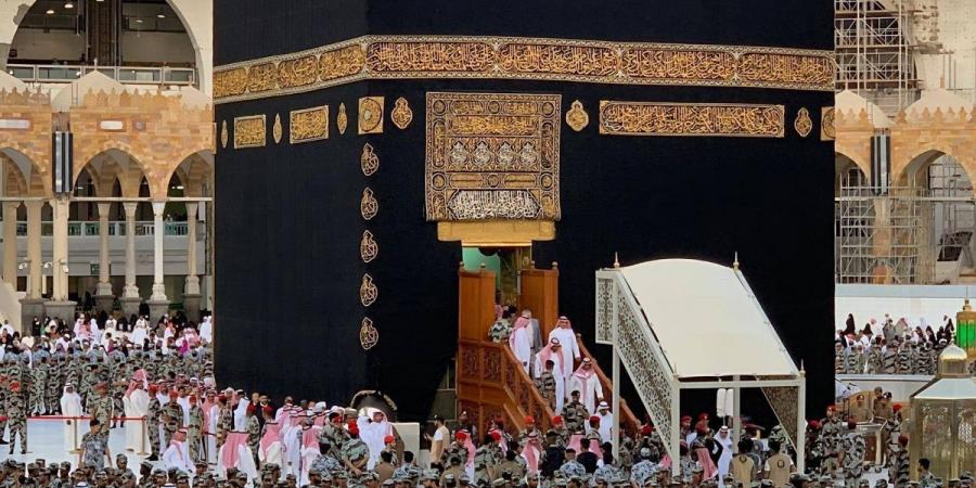 غسل الكعبة المشرفة.. مشهد إيماني تتوارثه الأجيال ويجسد عناية لا تنقطع بالبيت العتيق - ترند نيوز