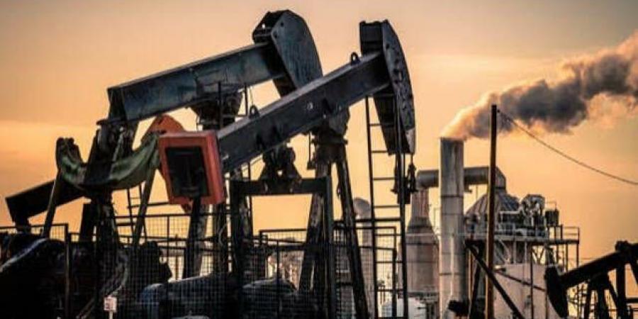 النفط يتراجع لليوم الثالث على التوالي عقب المحادثات الأمريكية الإيرانية