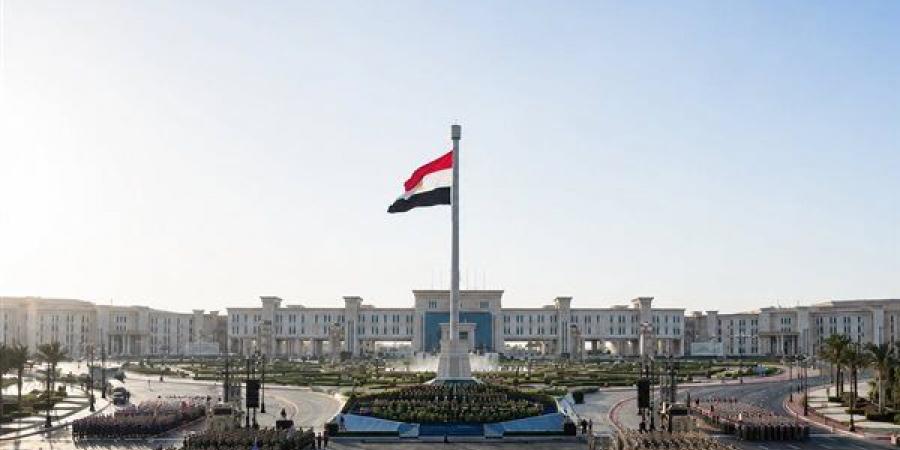 السيسي يشهد رفع علم القوات المسلحة على مقر القيادة الإستراتيجية للدولة بالعاصمة الجديدة
