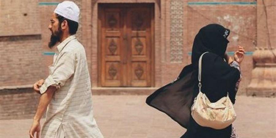 اتباعًا لنهج الصحابيات، تعرف على حكم تلقي النساء العلم من الرجال