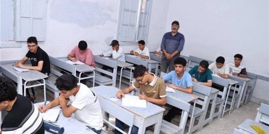 مصدر طبي بالفيوم يكشف تفاصيل إصابة طالبتين بالإغماء وضيق تنفس بامتحانات الثانوية