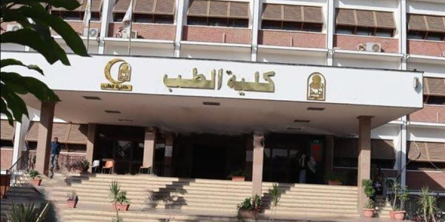 أزمة خفض القبول بالكليات الطبية تتصاعد.. “التعليم العالي”: مستشفى جامعي مؤهل شرط أساسي لبدء الدراسة.. ونقيب الأطباء: خفض القبول ضرورة للحفاظ على جودة التعليم