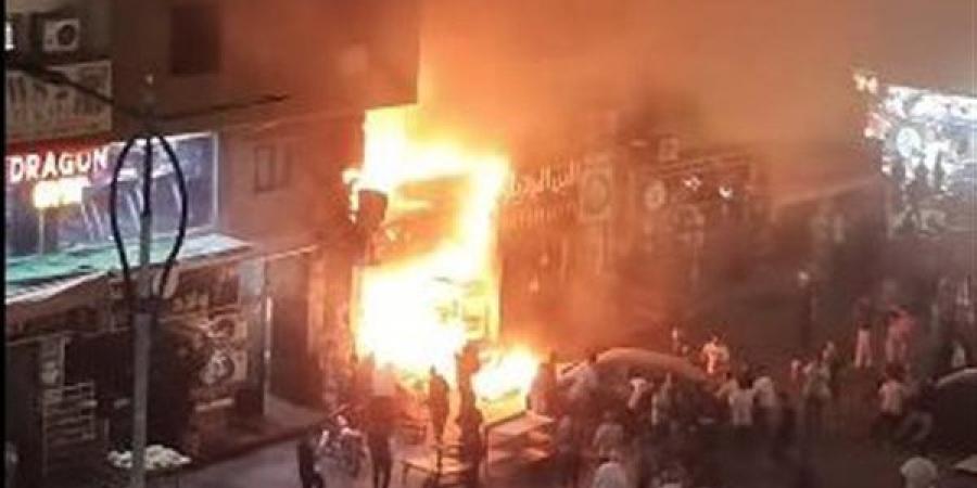 اللقطات الأولى لحريق مطعم مأكولات شهير في شارع ترسا (فيديو)