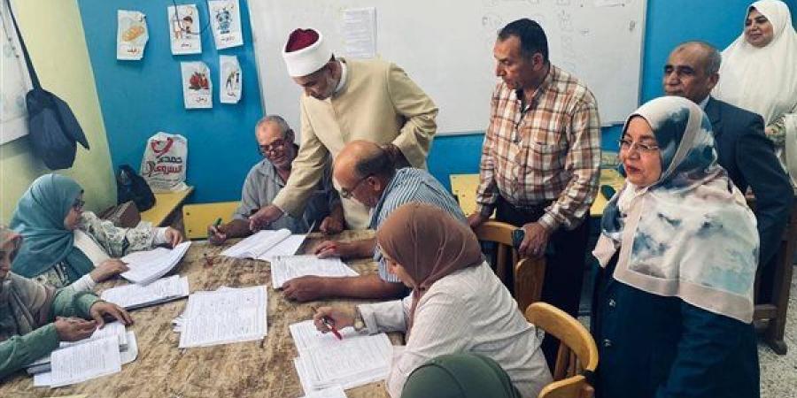 لليوم الثاني، رئيس منطقة الدقهلية الأزهرية يتابع أعمال تصحيح الشهادة الثانوية