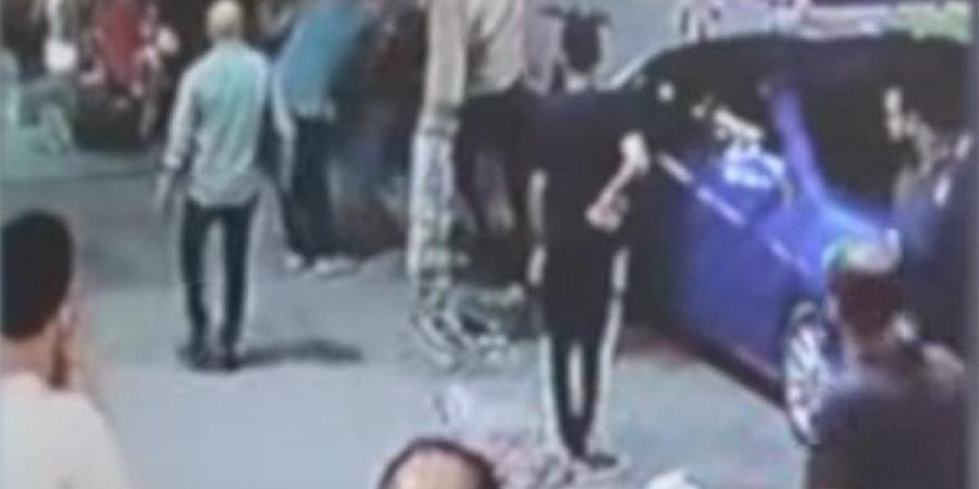 بسبب أولوية المرور في حلوان، مشادة الشارع تنتهي بجرح في الوجه وسقوط السائق (فيديو)