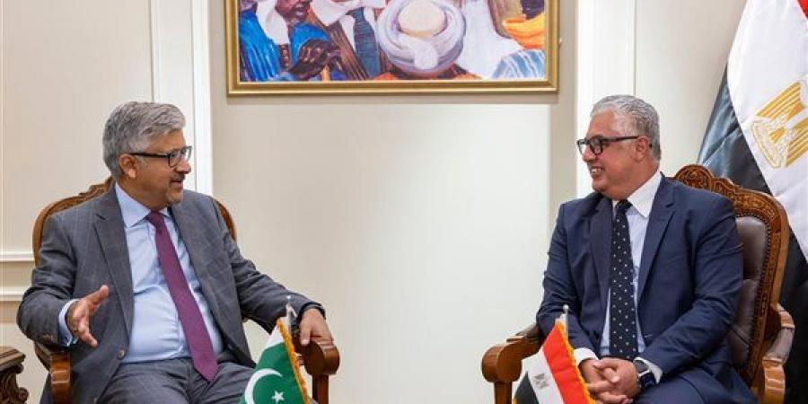 رئيس اقتصادية قناة السويس يستقبل سفير باكستان لبحث تعميق التعاون في القطاعات الصناعية واللوجستية