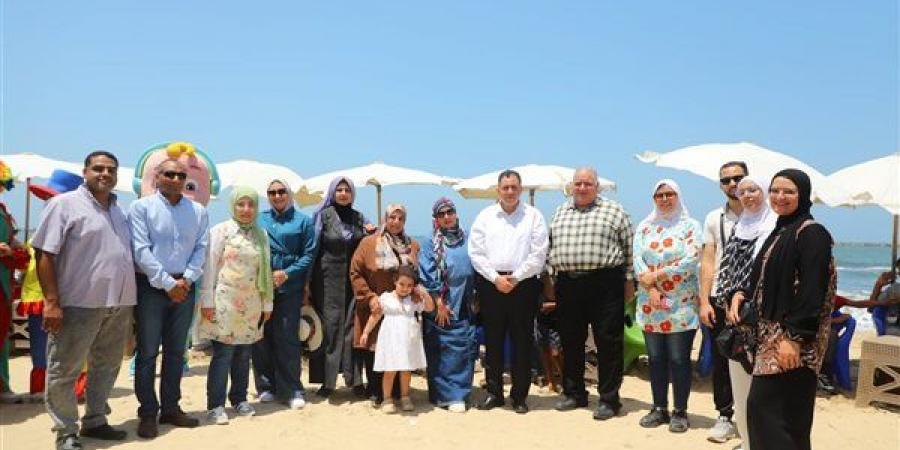 محافظ دمياط يشارك في اليوم الترفيهي لذوي الهمم بشاطئ النخيل في رأس البر