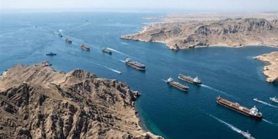 إعلام إسرائيلي: إيران تراجعت عن مطلب فرض رسوم عبور في مضيق هرمز
