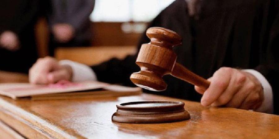 عاطل يزور محررات رسمية بقصد النصب، والمحكمة تؤجل جلسة محاكمته