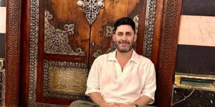 الفنان أحمد شاكر يزور مسجد الإمام الحسين احتفالًا بالمولد النبوي