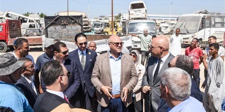محافظ الإسكندرية ومدير النيابات يتفقدان ساحة التحفظ على المركبات بالعامرية