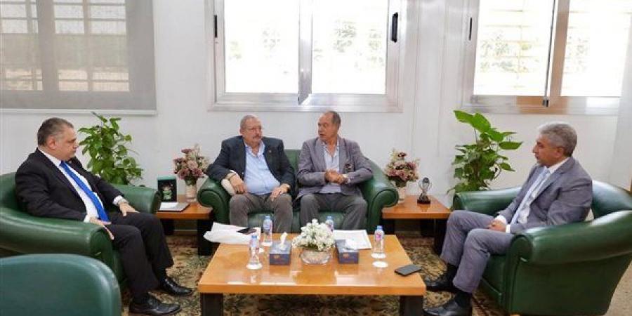 "السياحة والآثار" تبحث الترويج لاستضافة مصر لكأس العالم للناشئين والناشئات للتنس