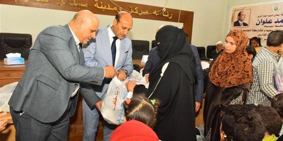 محافظ أسيوط يوزع 220 حقيبة مدرسية لدعم طلاب الأسر الأولى بالرعاية (فيديو)