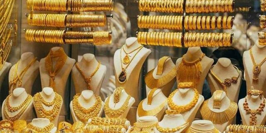 الذهب يتماسك قرب 4400 دولار وسط ضغوط الفائدة