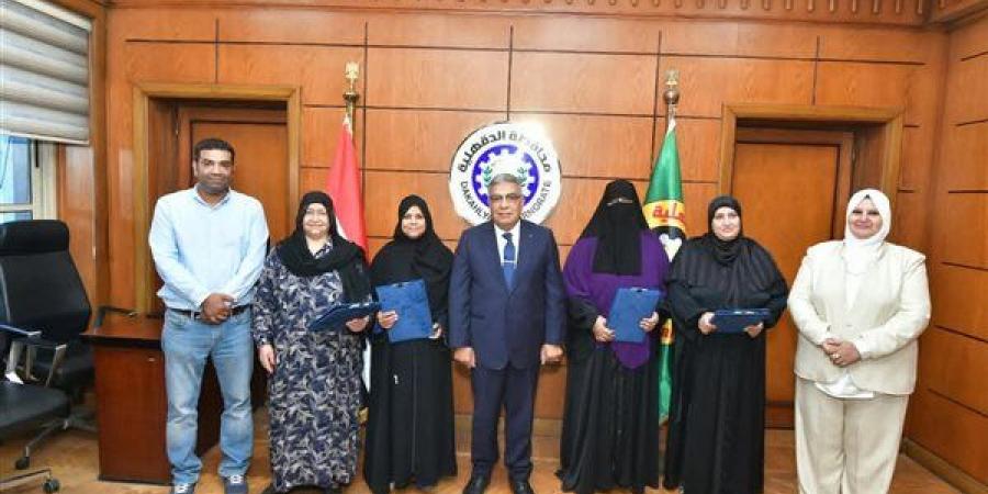 محافظ الدقهلية يوزع 5 رحلات عمرة على أبناء المحافظة الأولى بالرعاية