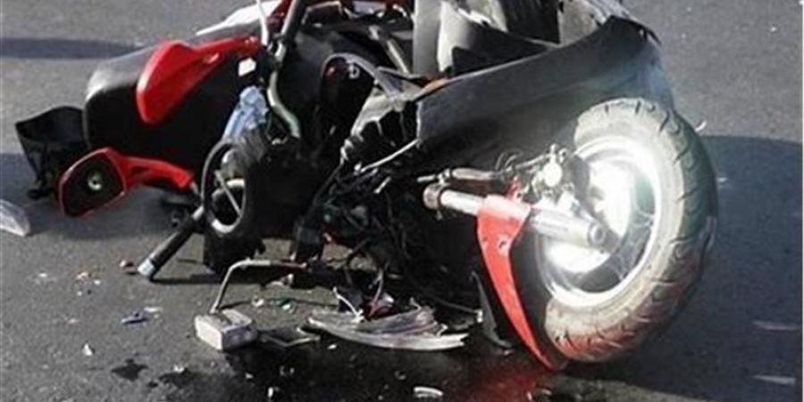 مصرع شخص وإصابة آخر إثر انقلاب دراجة نارية أعلى الطريق بالتجمع