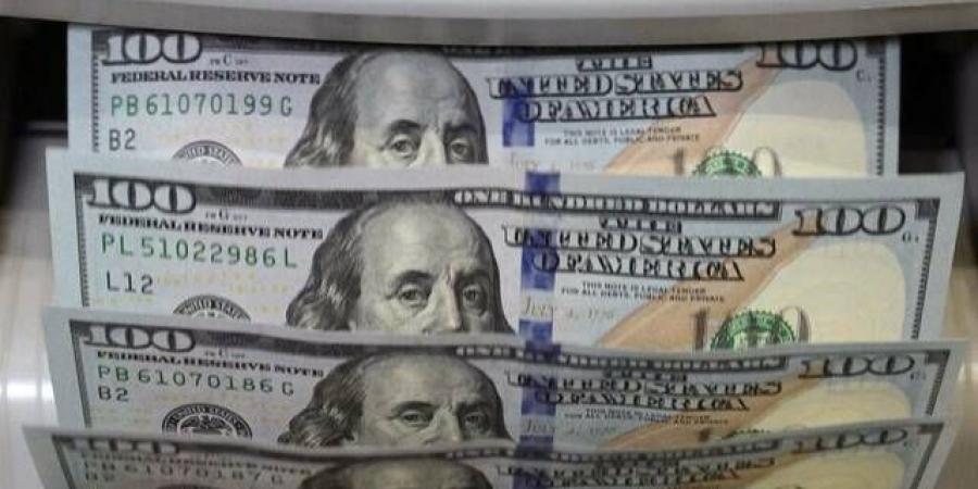الدولار يرتفع قرب أعلى مستوياته في شهرين بدعم أسعار النفط