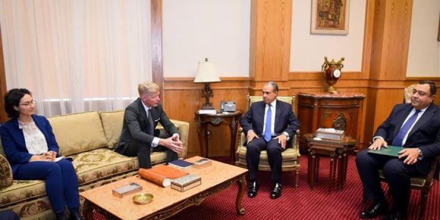 وزير الخارجية يبحث مع المبعوث الخاص للأمين العام للأمم المتحدة آخر تطورات الأوضاع باليمن