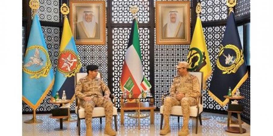 رئيس الأركان بحث التعاون العسكري مع رئيس هيئة التخطيط في القوات البحرية السعودية