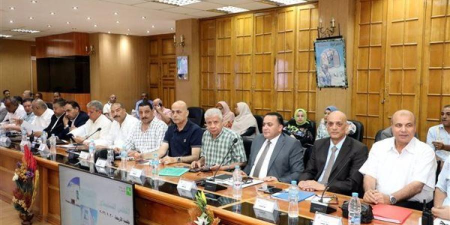 الأشموني يوجه بالرقابة على المواقف وضبط الأسعار والاستفادة من الأراضي التابعة لمحافظة الشرقية