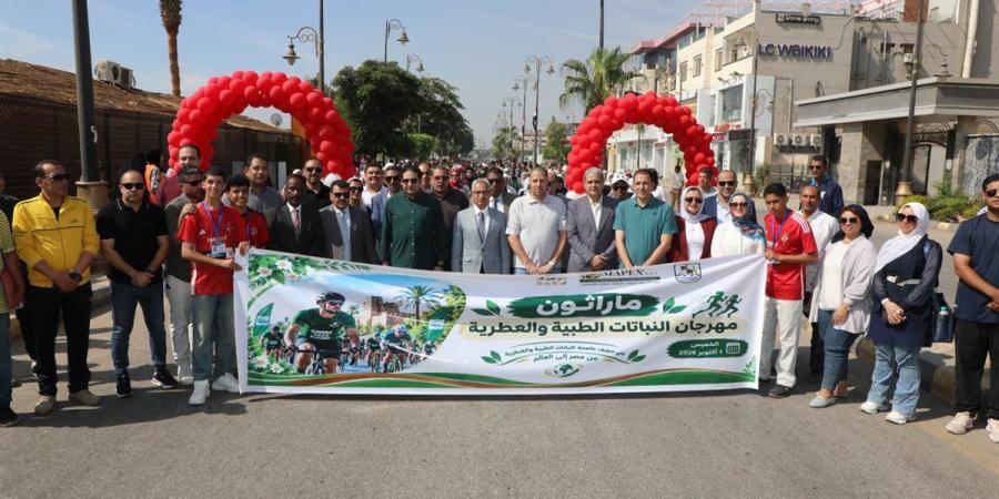 محافظ بني سويف يطلق شارة بدء ماراثون الدراجات ضمن مهرجان النباتات الطبية والعطرية