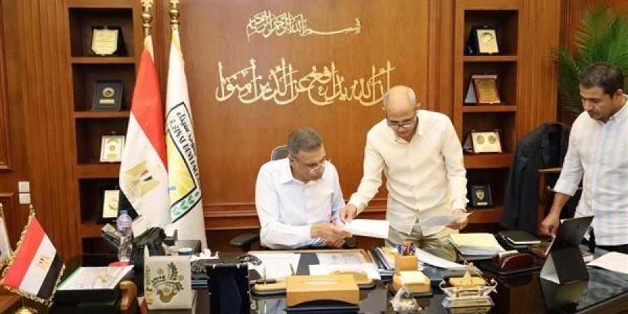 محافظ جنوب سيناء يعتمد عددًا من عقود تقنين أراضي دهب ويوجه بسرعة إكمال الإجراءات